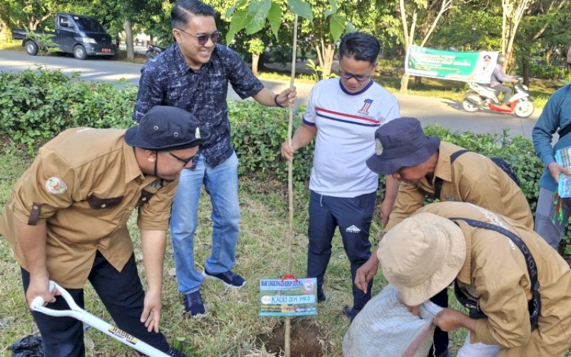 TANAM POHON. Kepala Dinas Lingkungan Hidup Kota Makassar, Ferdi Mochtar, memimpin aksi penanaman pohon dalam rangka peringatan Hari Lingkungan Hidup, Jumat (7/6/2024). foto: istimewa