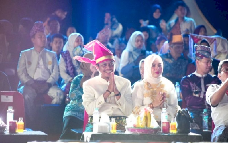 KARNAVAL BUDAYA. Pj Sekda Kota Makassar Firman Hamid Pagarra didampingi Ketua DWP Kota Makassar Fadliah Firman menyaksikan karnaval budaya nusantara dalam rangka Rakernas XVII APEKSI 2024 di Sport and Convention Center (BSCC) Dome, Kota Balikpapan, Kaltim, Rabu (5/6/2024). foto: istimewa