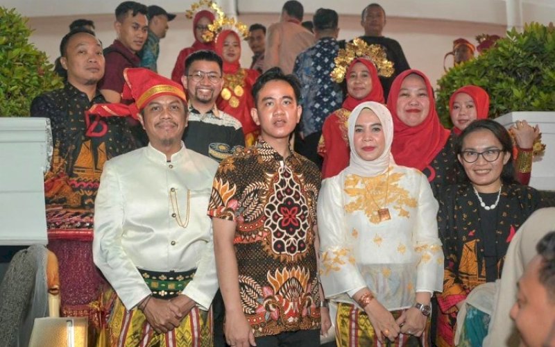 FOTO BERSAMA. Pj Sekda Kota Makassar Firman Hamid Pagarra, Ketua DWP Kota Makassar Fadliah Firman, dan rombongan Kontingen Carnaval Budaya Makassar foto bersama Wakil Presiden RI terpilih, sekaligus sebagai Wali Kota Surakarta Gibran Rakabuming Raka. foto: istimewa
