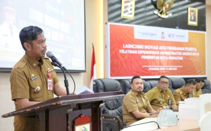 LAUNCHING. Pj Sekda Kota Makassar, Firman Hamid Pagarra, melaunching 20 Inovasi Aksi Perubahan Pelatihan Kepemimpinan Administrator (PKA) Angkatan XI di Ruang Sipakatau, Balai Kota Makassar, Senin (24/6/2024). foto: istimewa