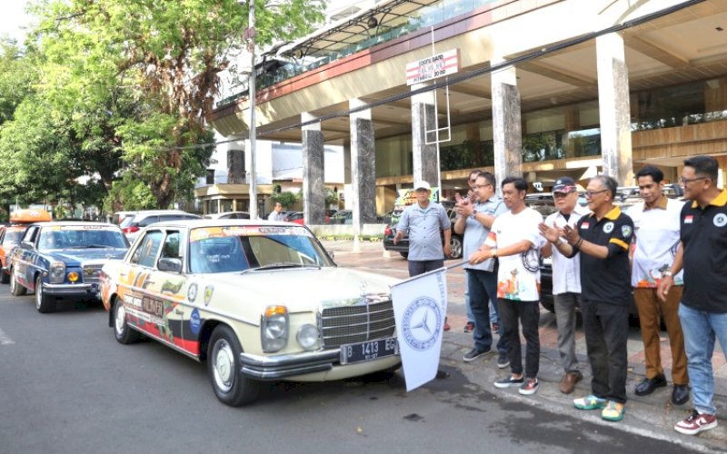PELEPASAN. Pj Sekda Kota Makassar, Firman Hamid Pagarra, secara resmi melepas peserta touring Mercedez-Benz Classic Club Indonesia (MCCI) Makassar di depan Hotel Horizon Ultima Makassar, Selasa (25/6/2024). foto: istimewa