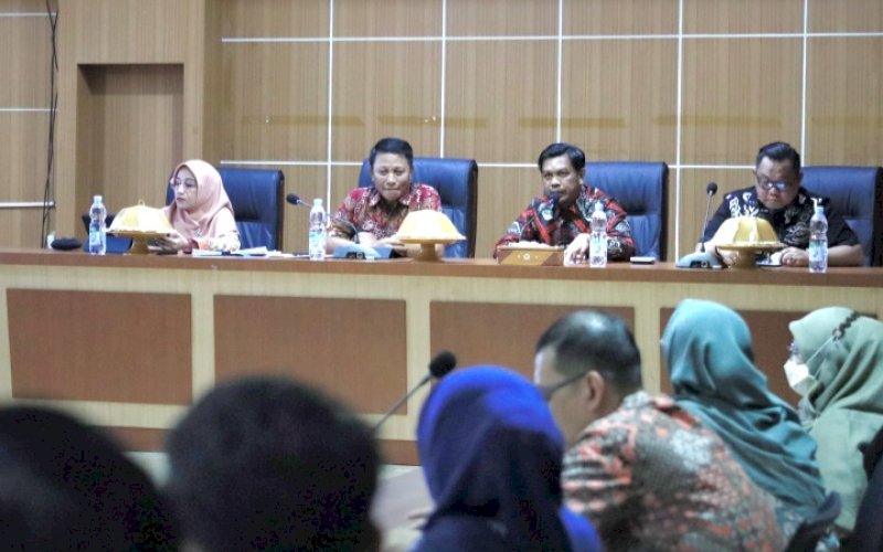 FPR. Pj Sekda Kota Makassar, Firman Hamid Pagarra (kedua kanan) membuka secara resmi kegiatan rapat Forum Penataan Ruang (FPR) terkait penyusunan Rencana Tata Ruang Wilayah (RTRW) Kota Makassar, Kamis (13/6/2024). foto: istimewa