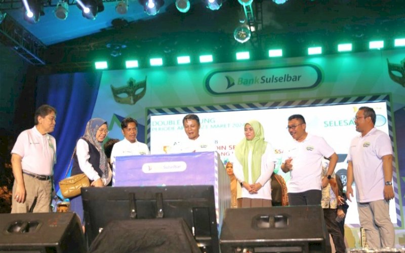 UNDIAN. Pj Sekda Kota Makassar, Firman Hamid Pagarra (ketiga kiri), menghadiri program Double Untung Bank Sulselbar di Area Parkir Mal PIPO Makassar, Minggu (23/6/2024). foto: istimewa