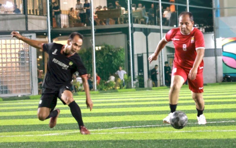 GIRING BOLA. Ketua IKA Unhas Wilayah Sulsel, Moh Ramdhan Pomanto, menggiring bola di laga IKA Unhas Sulsel FC vs Gowa Selection FC pada jadwal rutin Mini Soccer Tropeo IKA Unhas di Sapta Mini Soccer Makassar, Jumat (21/6/2024). foto: istimewa