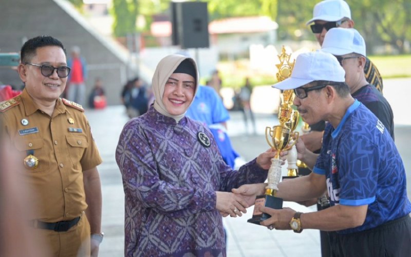 PEMBUKAAN. Ketua Perbasi Kota Makassar yang juga Ketua TP PKK Kota Makassar, Indira Jusuf Ismail, membuka langsung ajang Olimpiade Olahraga Siswa Nasional (O2SN) tingkat SD dan SMP Tingkat Kota Makassar dan Gala Siswa Indonesia resmi dimulai di Lapangan Karebosi Makassar, Selasa (11/06/2024). foto: istimewa