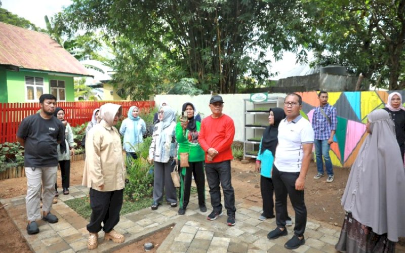 PENINJAUAN. Ketua TP PKK Kota Makassar Indira Jusuf Ismail bersama Wali Kota Makassar Moh Ramadhan Pomanto meninjau persiapan lokasi Lomba Kelurahan Terpadu di Kelurahan Manggala, Kecamatan Manggala, Kota Makassar, Minggu (9/6/2024). foto: istimewa
