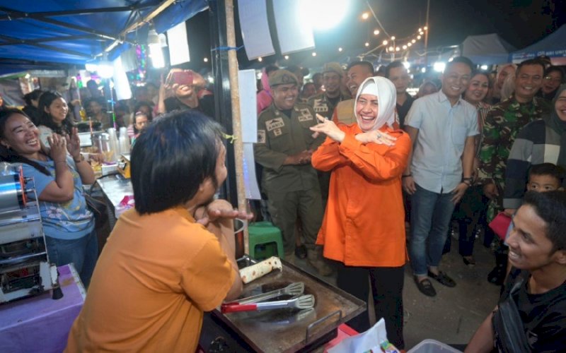 KUNJUNGAN. Ketua TP PKK Kota Makassar, Indira Jusuf Ismail, mengunjungi Pasar Malam Utara Fest 2024 di Pelabuhan Paotere, Kecamatan Ujung Tanah, Kota Makassar, Jumat (21/6/2024). foto: istimewa