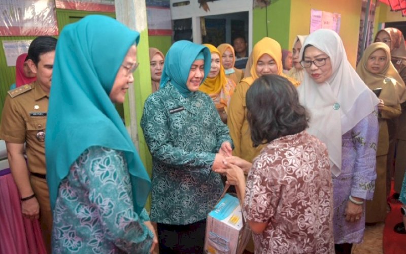 PENINJAUAN. Ketua TP PKK Kota Makassar Indira Jusuf Ismail mendampingi Pj Ketua TP PKK Provinsi Sulsel Ninuk Triyanti Zudan dalam kunjungan peninjauan ke Posyandu Teratai yang berlokasi di Kelurahan Tello Baru, Kecamatan Panakkukang, Kota Makassar, Senin (24/6/2024). foto: istimewa