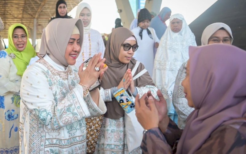 SALAT ID. Ketua TP PKK Kota Makassar, Indira Jusuf Ismail, melaksanakan Salat Id Iduldha 1444 H/2024 M di Lapangan Karebosi Makassar, Senin (17/6/2024). foto: istimewa