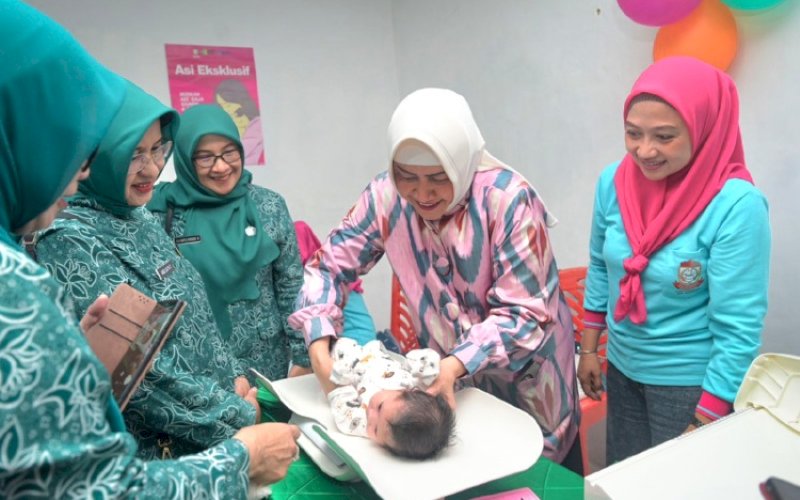 MENIMBANG. Ketua TP PKK Kota Makassar, Indira Jusuf Ismail, menimbang seorang bayi saat meninjau dua posyandu yang terletak di Kecamatan Mariso dan Kecamatan Mamajang, Kota Makassar, Kamis (20/6/2024). foto: istimewa