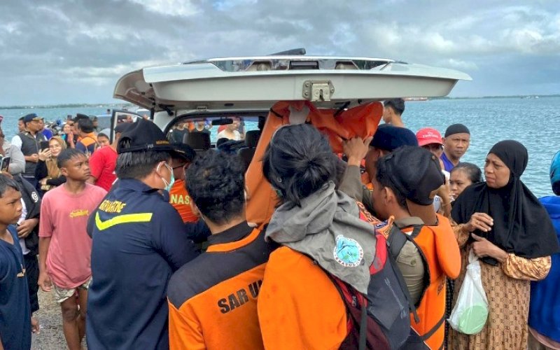 EVAKUASI. Tim SAR gabungan yang melakukan evakuasi korban tenggelam, Syamsuddin (25) di perairan Teluk Bone, Minggu (2/6/2024). foto: istimewa