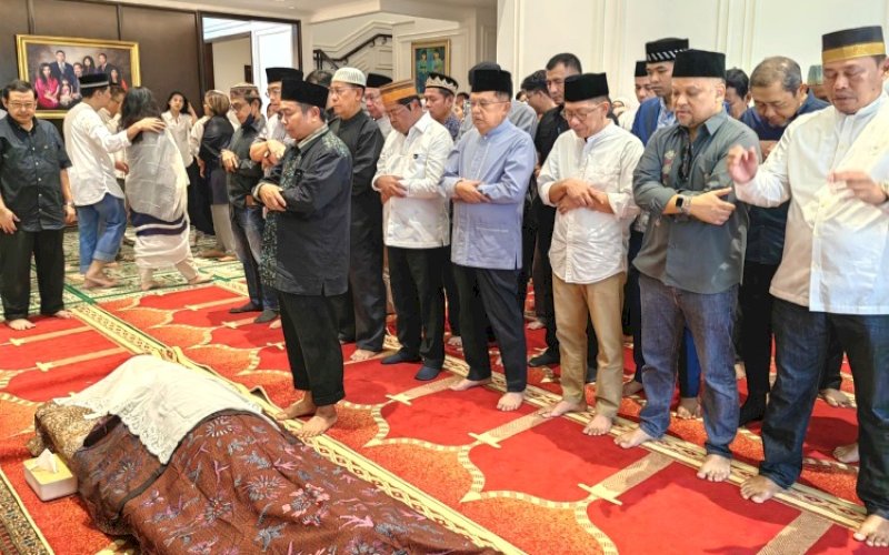 MELAYAT. Wakil Presiden RI ke-10 dan 12, Jusuf Kalla (JK), melayat di rumah almarhum Tanri Abeng di Jl Simprung Golf XIII-19, Jakarta Selatan, Minggu (23/6/2024). foto: istimewa