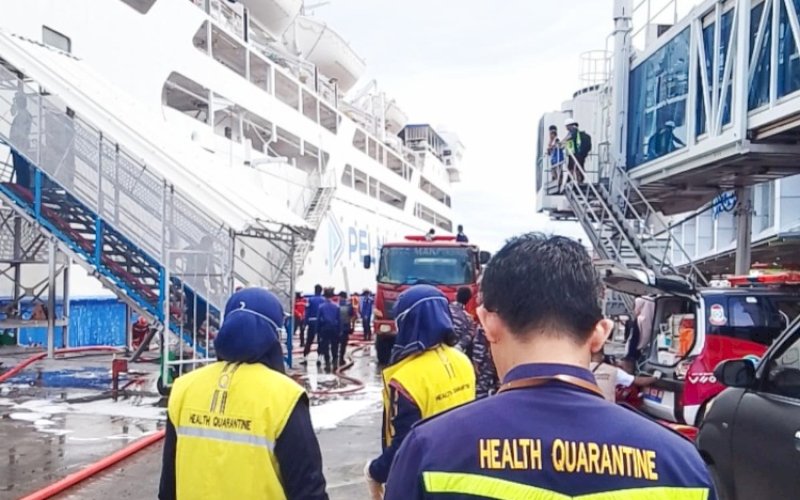 PEMADAMAN. Suasana pemadaman dan evakuasi KM Umsini di Pelabuhan Makassar, Minggu (9/6/2024). foto: istimewa