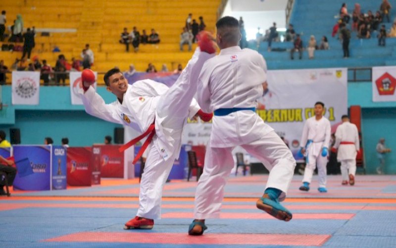 KEJUARAAN KARATE. Salah satu pertandingan pada kejuaraan karate Gubernur Cup I 2024 yang dibuka Penjabat (Pj) Gubernur Sulsel, Zudan Arif Fakrulloh, di GOR Sudiang Makassar, Selasa (25/6/2024). foto: istimewa