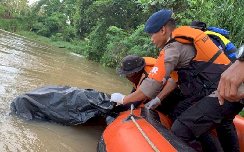 EVAKUASI. Tim SAR gabungan melakukan evakuasi jasad jorban tenggelam di Sungai Walannae, Kabupaten Soppeng, Regang (14), Selasa (4/6/2024). foto: istimewa
