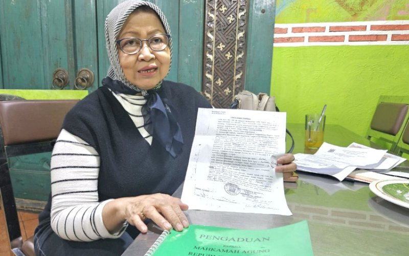 BERI KETERANGAN. Pengacara Masye Priyadi memberikan keterangan saat menggelar jumpa pers mengenai sengketa kepemilikan lahan di Kabupaten Pinrang. foto: doelbeckz/pluz.id