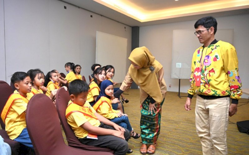 PEMBEKALAN. Pj Ketua Dekranasda Sulsel, Ninuk Triyanti Zudan, hadir sebagai salah satu pemateri memberikan pembekalan kepada para peserta Pemilihan Dara dan Daeng Provinsi Sulsel 2024 di masa karantina, yang dilaksanakan di Hotel Max One Makassar, Rabu (26/6/2024). foto: istimewa