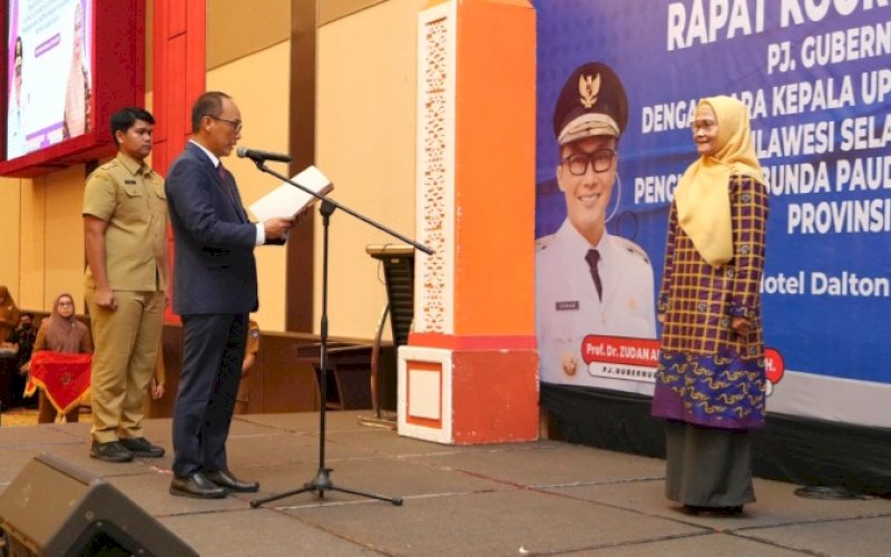 PENGUKUHAN. Pj Gubernur Sulsel, Zudan Arif Fakrulloh, mengukuhkan Ninuk Triyanti Zudan sebagai Bunda PAUD Sulsel di Hotel Dalton Makassar, Selasa (25/6/2024). foto: istimewa