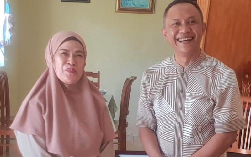 SILATURAHMI. Bakal Calon Bupati Kepulauan Selayar Muh Natsir Ali menemui istri almarhum Syahrir Wahab, Norma Syahrir Wahab di Kabupaten Kepulauan Selayar, Jumat (21/6/2024). foto: istimewa