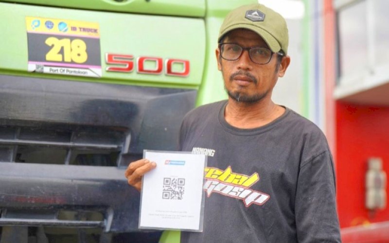 QR CODE. Sopir truk memperlihatkan QR Code yang diperoleh dari pendaftaran subsidi tepat. QR Code menjadi salah satu perangkat yang digunakan agar subsidi tepat sasaran dan mencegah dari praktek penyalahgunaan produk subsidi. foto: istimewa