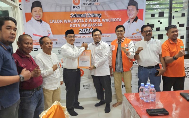 PENGEMBALIAN FORMULIR. Bakal Calon Wali Kota Makassar Abd Rahman Bando secara resmi mengembalikan formulir pendaftaran Calon Wali Kota Makassar diterima langsung Ketua DPD PKS Kota Makassar Anwar Faruq di Sekretariat DPD PKS Kota Makassar, Kamis (6/6/2024). foto: doelbekcz/pluz.id