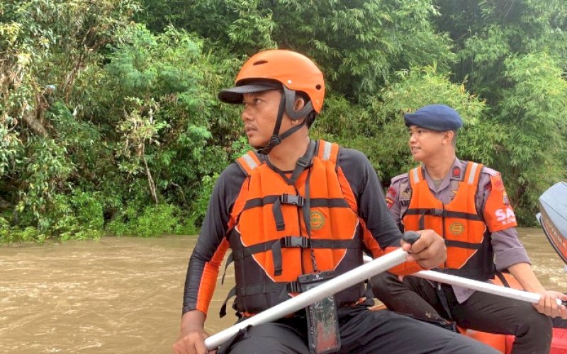 PENCARIAN. Tim SAR Batalyon C Pelopor Satbrimob Polda Sulsel dan Basarnas Bone langsung bergerak menuju lokasi kejadian mencari seorang remaja yang dilaporkan hanyut terseret arus Sungai Walannae di Kabupaten Soppeng, Sulsel, Minggu (2/6/2024) pagi. foto: istimewa