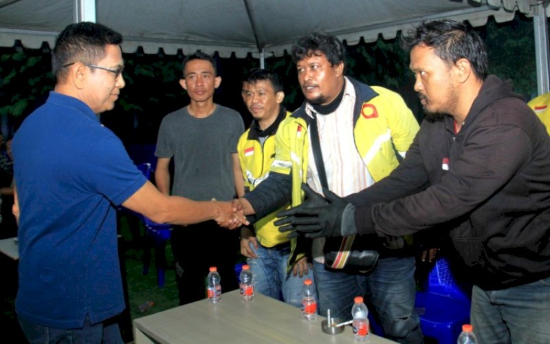 SAMBUTAN. Bakal calon Wali Kota Makassar, Rusdin Abdullah, menyambut Komunitas Ojek Online dari aplikator Maxim datang tiba-tiba di Posko Pemenang Rudal di Jl AP Pettarani, Kota Makassar, Kamis (27/6/2024) malam. foto: istimewa