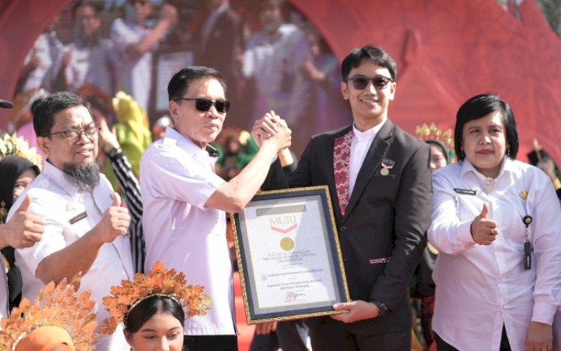 REKOR MURI. Dua rekor MURI berhasil diraih Pemprov Sulsel pada Festival Sulsel Menari di Lego-lego, CPI Makassar, Rabu (12/6/2024). foto: istimewa