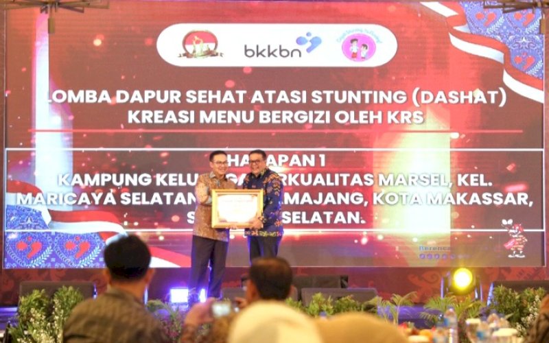 PENGHARGAAN. Kepala DPPKB Kota Makassar Syahruddin mewakili Wali Kota Makassar Moh Ramdhan Pomanto menerima penghargaan dari Kepala BKKBN Hasto Wardoyo di Hotel Tentrem Semarang, Jateng, Kamis (27/6/2024). foto: istimewa