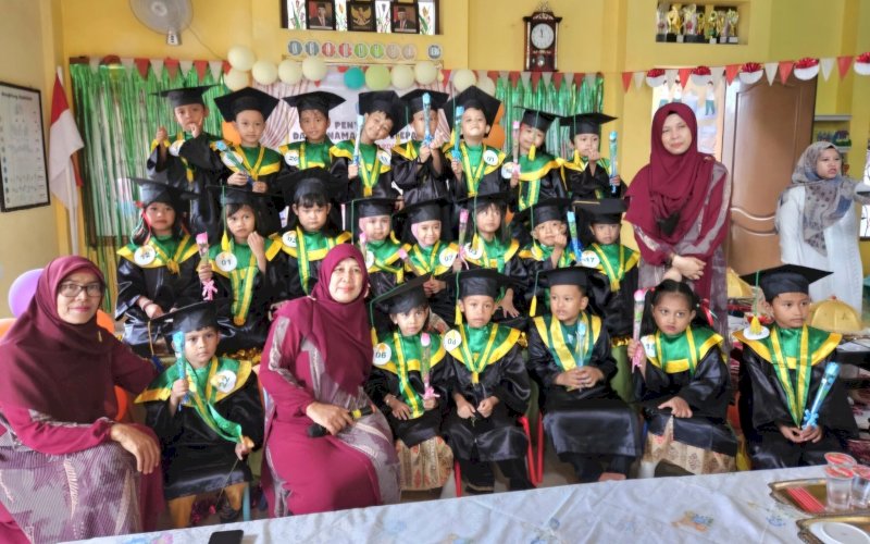 TK Hardiyanti Tamatkan 21 Anak Didik, Berlangsung Meriah dan Penuh Haru