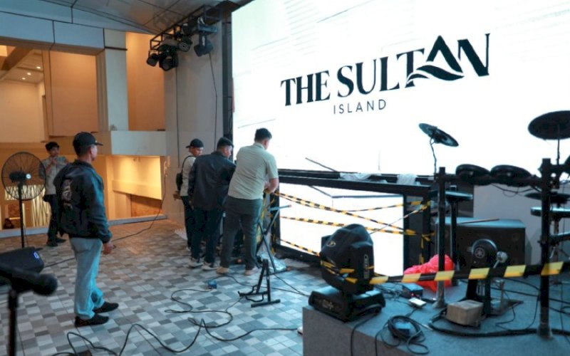 DITUTUP. DPMPTSP Kota Makassar bersama dinas teknis serta pihak Kecamatan Manggala yang tergabung dalam Satgas Pengawasan Perizinan Kota Makassar mengambil sikap tegas dengan menutup sementara The Sultan Island, Jl Tamangapa III BTN Tritura Blok B2 Nomor 5 001/008, Kecamatan Manggala, Kota Makassar, Sabtu (8/6/2024) malam. foto: istimewa