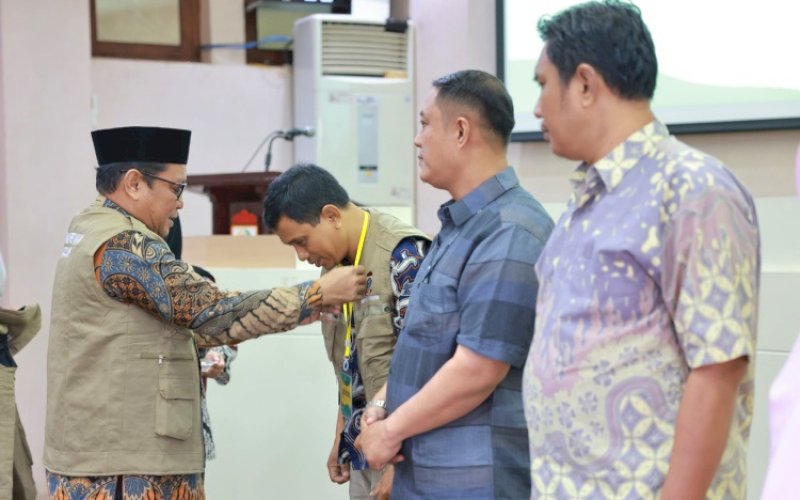 PELEPASAN. Pemkot Makassar melalui Asisten II Bidang Perekonomian dan Pembangunan Kota Makassar, Fathur Rahim, secara resmi melepas 100 orang Tim Pemeriksaan Kesehatan Hewan Kurban 1445 H/2024 M di Kantor Balai Kota Makassar, Jumat (7/6/2024). foto: istimewa
