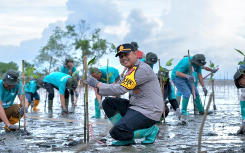 TANAM POHON. Memperingati Hari Lingkungan Hidup (HLH) Sedunia 2024, PT Vale Indonesia Tbk (PT Vale) menegaskan komitmen terhadap keberlanjutan melalui berbagai program yang bertujuan menjaga kelestarian lingkungan, salah satunya dengan penanaman pohon. foto: istimewa
