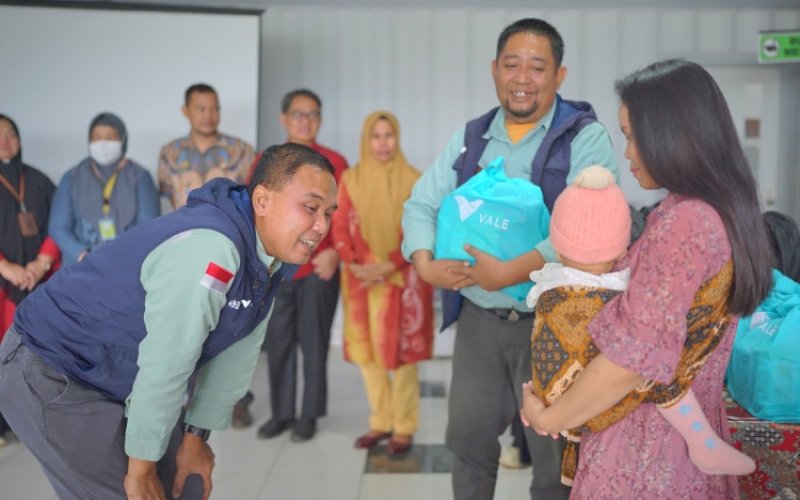 BANTUAN. PT Vale Indonesia Tbk (PT Vale) menyerahkan bantuan Alat Kesehatan (Alkes) dan 309 paket makanan sehat pada sembilan Puskesmas di area pemberdayaan, Luwu Timur, Jumat (21/6/2024). foto: istimewa