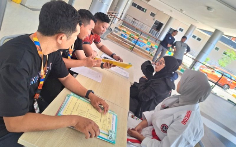 VERIFIKASI FAKTUAL. Panitia PPDB SMAN 1 Makassar melakukan verifikasi faktual kepada calon peserta didik jalur prestasi di SMAN 1 Makassar, Kamis (27/6/2024). foto: istimewa
