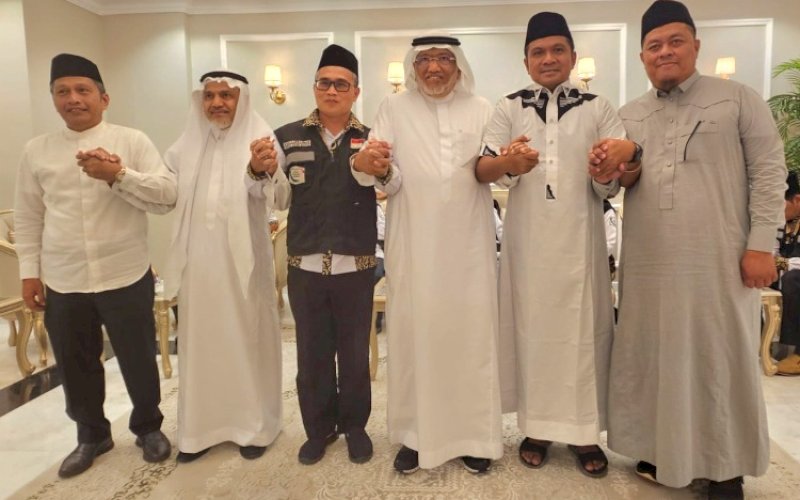 SILATURAHMI. Ahli Tafsir Universitas Al-Azhar, Kairo, Mesir Dr Salahuddin Ayyub Fakhruddin Lc MA yang merupakan Pembina Yayasan Darul Burhan Wal Ishlah (DBI) dan dr Wachyudi Muchsin SKed SH MKes merupakan Ketua Yayasan DBI diundang khusus makan malam mantan Wali Kota Mekah, Arab Saudi Dr Osamah Fadl Al-Bar untuk bersilaturahmi di kediamannya, Kompleks Al Islam, Kota Mekah, Arab Saudi, Jumat (21/6/2024). foto: istimewa