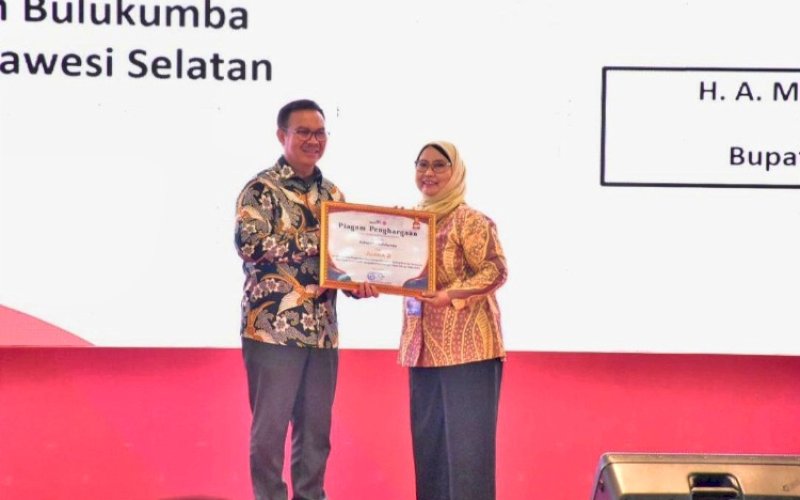 PENGHARGAAN. Bupati Bulukumba Andi Muchtar Ali Yusuf yang diwakili Kepala Dinas Pengendalian Penduduk KB, Perlindungan dan Pemberdayaan Perempuan dan Anak dr Wahyuni menerina penghargaan yang diserahkan Kepala BKKBN Hasto Wardoy pada Gebyar Apresiasi Penghargaan dan Lomba Program Bangga Kencana serta Percepatan Penurunan Stunting di Semarang, Jawa Tengah, Rabu (26/6/2024). foto: istimewa