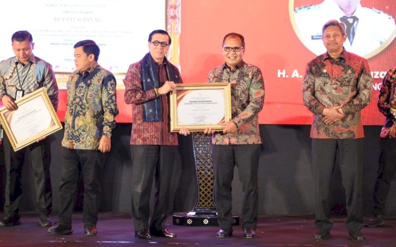 BERI PENGHARGAAN. Menteri Hukum dan HAM RI Yasonna Laoly memberikan penghargaan Anubhawa Sasana Desa/Kelurahan kepada Wali Kota Makassar, Moh Ramdhan Pomanto di Hotel Claro Makassar, Jumat (14/6/2024). foto: istimewa