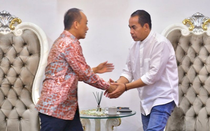 SILATURAHMI. Pj Gubernur Sulsel Zudan Arif Fakrulloh melakukan kunjungan silaturahmi dilakukan di Rumah Jabatan Kapolda Sulsel Irjen Pol Andi Rian R Djajadi di Jl Yusuf Dg Ngawing, Kota Makassar, Selasa (18/6/2024) malam. foto: istimewa