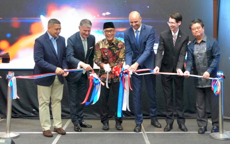 PERESMIAN. Pj Gubernur Sulsel, Zudan Arif Fakrulloh, menggunting pita sebagau tanda meresmikan Kantor Konsultan Jenderal Kroasia di Makassar, Jumat (7/6/2024) malam. foto: istimewa