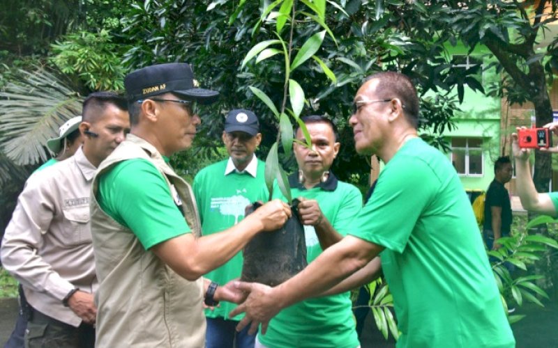 PENYERAHAN POHON. Pj Gubernur Sulsel, Zudan Arif Fakrulloh, secara simbolis menyerahkan pohon eboni sebagai tanda dimulainya penanaman pohon di sekitar Taman Nasional Bantimurung, Kabupaten Maros, Sabtu (8/6/2024). foto: istimewa