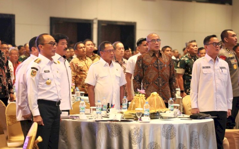RAKOR. Pj Gubernur Sulsel, Zudan Arif Fakrulloh (kiri) menghadiri Rakor Kesiapan Penyelenggaraan Pilkada Serentak 2024 Wilayah Kalimantan, Sulawesi, dan Maluku di Hotel Claro Makassar, Rabu (26/6/2024). Rakor ini dihadiri Menkopolhukam Hadi&nbsp;Tjahjanto dan Mendagri Tito Karnavian. foto: istimewa