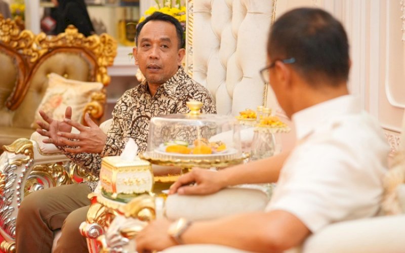 PERTEMUAN. Pj Gubernur Sulsel Zudan Arif Fakrulloh menerima kunjungan Direktur Utama PT Semen Tonasa Asruddin di Rumah Jabatan Gubernur Sulsel, Jumat (21/6/2024) malam. foto: istimewa