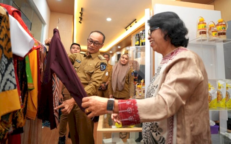 PENINJAUAN. Pj Gubernur Sulsel, Zudan Arif Fakrulloh, melakukan peninjauan Galeri Dekranasda yang terletak strategis di Lobi Kantor Gubernur, Selasa (11/6/2024). foto: istimewa
