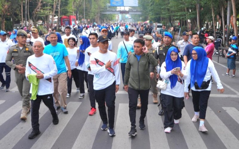 JALAN SANTAI. Pj Gubernur Sulsel, Zudan Arif Fakrulloh, mengikuti jalan santai dan senam spesial perayaan HUT RSUD Labuang Baji di CFD, Jl Jenderal Sudirman, Kota Makassar, Minggu (23/6/2024). foto: istimewa