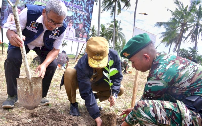 TANAM NANGKA. Pj Gubernur Sulsel Zudan Fakrulloh bersama Pangdam XIV Hasanuddin Bobby Rinal Makmun melakukan panen raya padi sekaligus penanaman nangka madu di Desa Mallongi Longi, Kecamatan Lanrisang, Kabupaten Pinrang, Jumat (28/6/2024). foto: istimewa