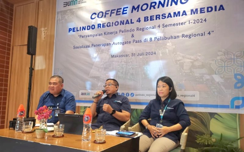 COFFEE MORNING. General Manager Pelindo Regional 4 Makassar Iwan Sjarifuddin (ki-ka), Executive Director 4 Pelindo Regional 4 Abdul Azis, dan Division Head Operasi Pelindo Regional 4 Yusida M Palesang memberikan keterangan pada acara Coffee Morning Pelindo IV Bersama Media, Rabu (31/7/2024). foto: doelbeckz/pluz.id
