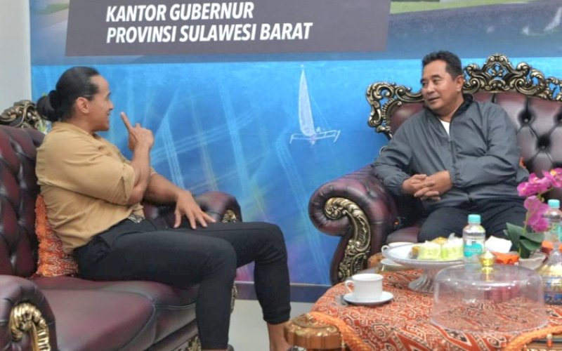 SILATURAHMI. Ade Rai silaturahmi dengan Pj Gubernur Sulbar, Bahtiar Baharuddin di Ruang Tamu Rujab Gubernur Sulbar, Jumat (5/7/2024) malam. foto: istimewa