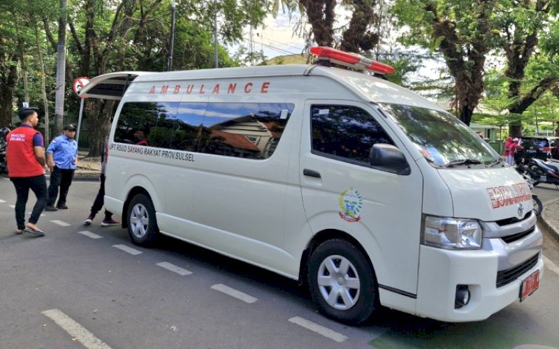 AMBULANS. Pemprov Sulsel menyediakan ambulans di Kawasan Car Free Day (CFD) Sudirman, Kota Makassar. foto: istimewa