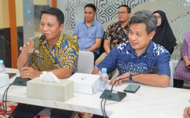 PIMPIN RAPAT. Plh Sekda Provinsi Sulsel, Andi Darmawan Bintang, memimpin rapat koordinasi dengan Biro Barang dan Jasa Pemprov Sulsel dan dinas terkait lainnya di Toraja Room, Kantor Gubernur Sulsel, Jumat (5/7/2024). foto: istimewa